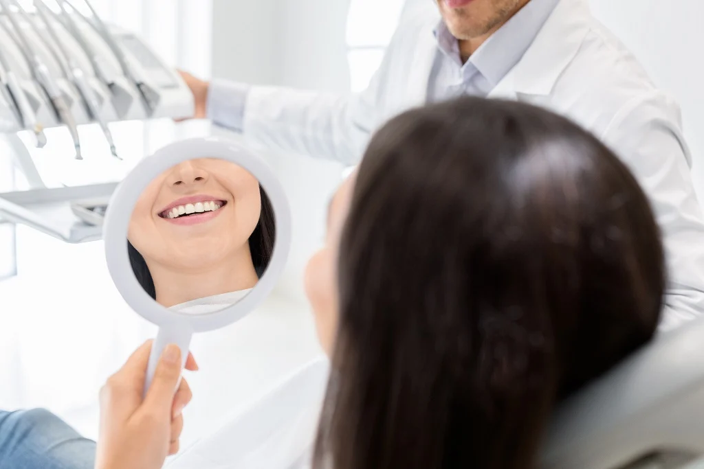 Care sunt beneficiile montarii fatetelor dentare?